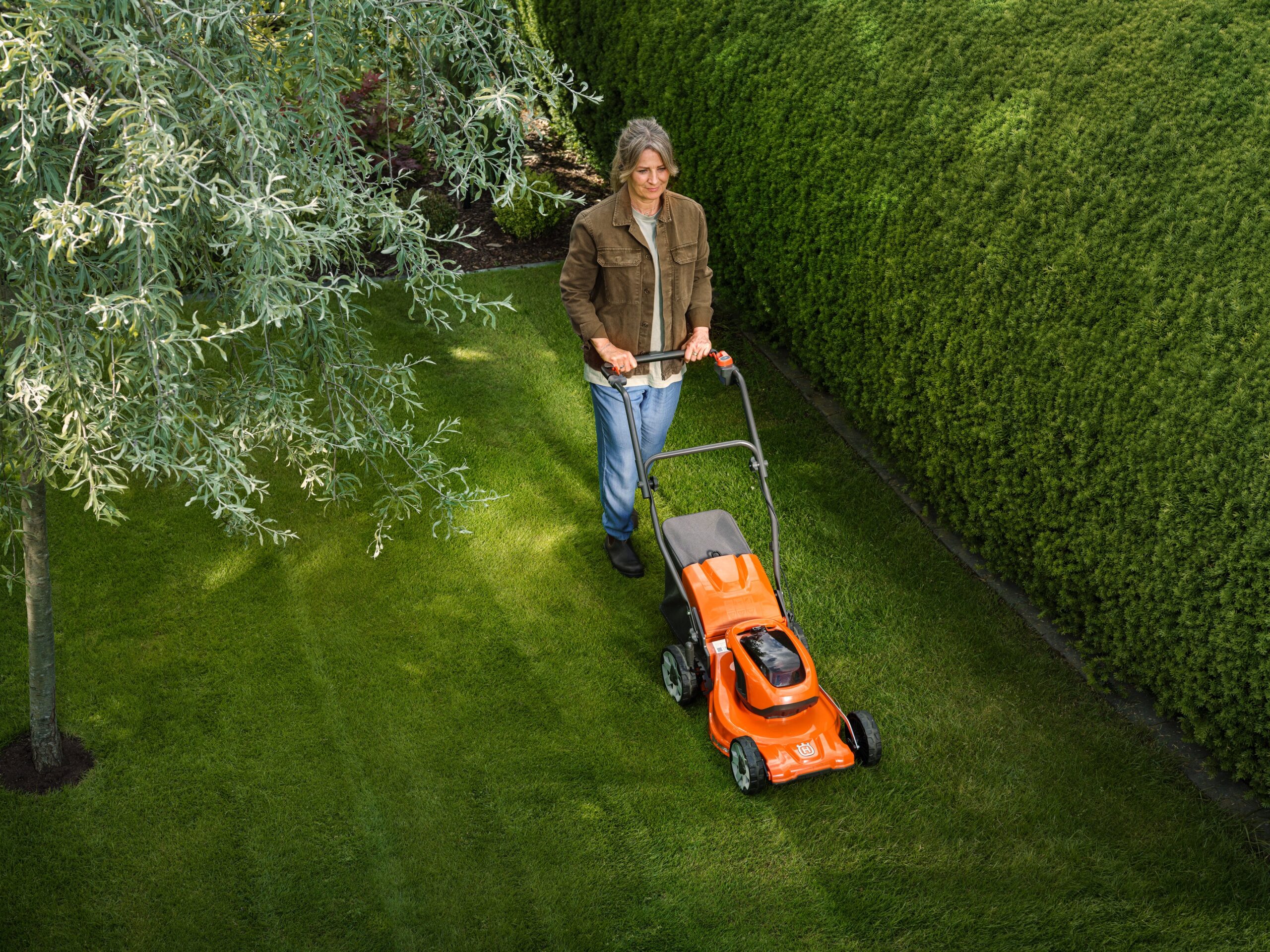 Husqvarna LC 137i töös Husqvarna LC 137i töös