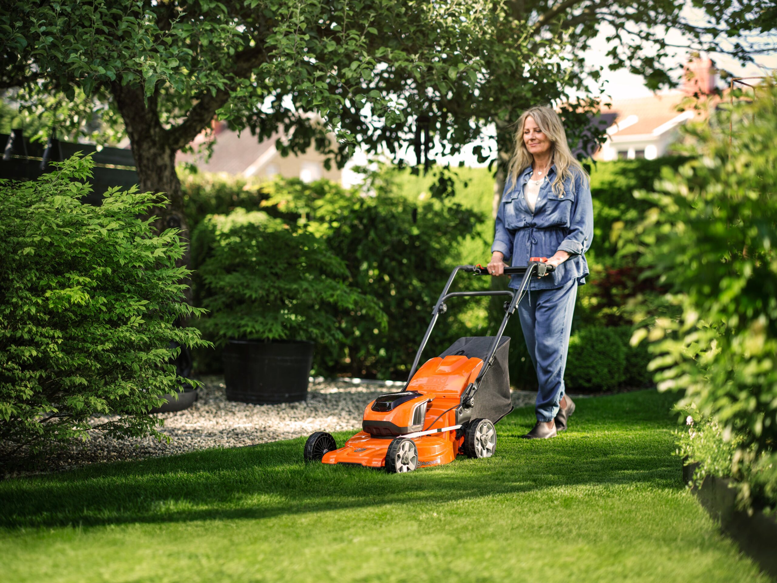 Husqvarna LC 142i-142iS töös Husqvarna LC 142i-142iS töös